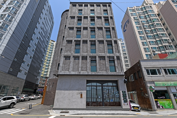 可感受到稳重气派的Oia酒店外观