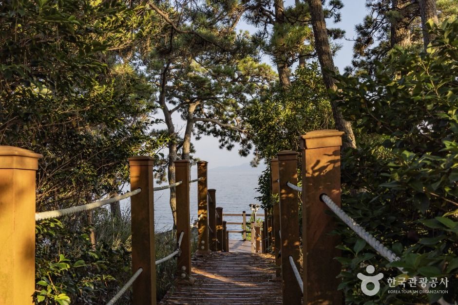 thumbnail-항도몽돌해수욕장-4