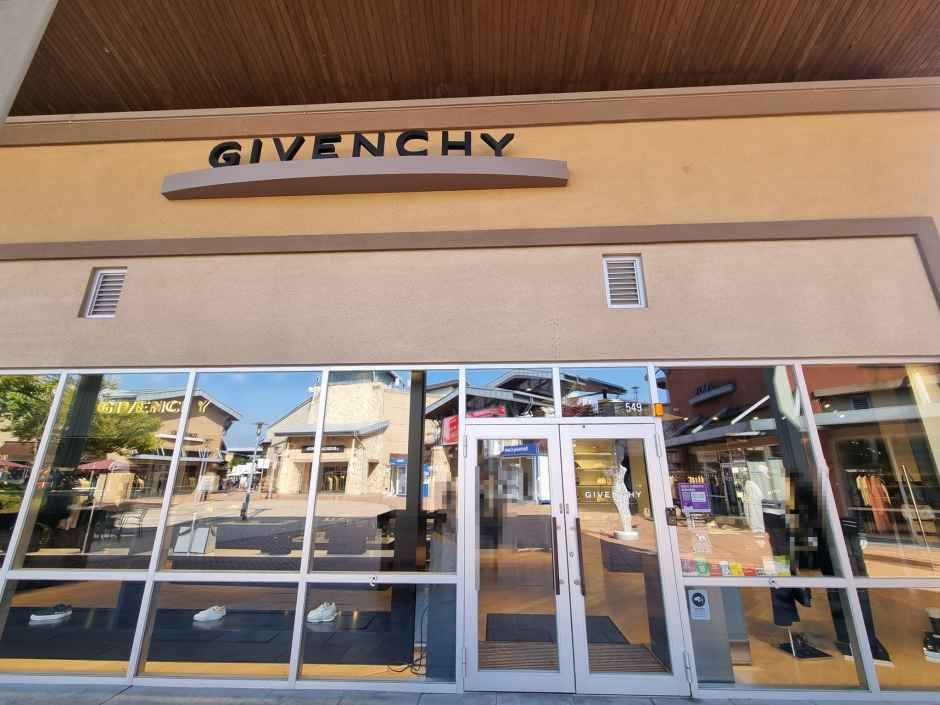 Givenchy - Shinsegae Simon Premium Outlets Yeoju Branch [Tax Refund Shop](지방시 신세계사이먼프리미엄아울렛 여주점)