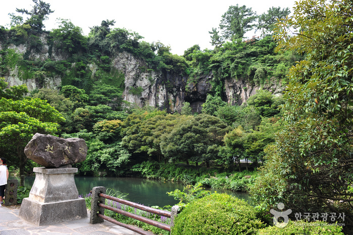 thumbnail-Cheonjiyeonpokpo Falls [UNESCO Global Geopark] (천지연폭포 (제주도 국가지질공원))-5
