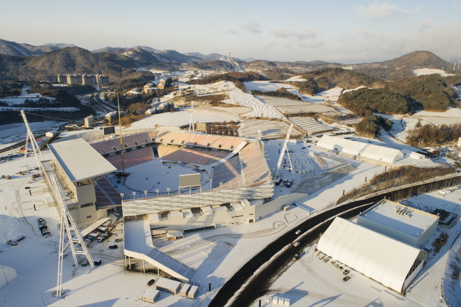 평창올림픽 스타디움과 대관령 전경