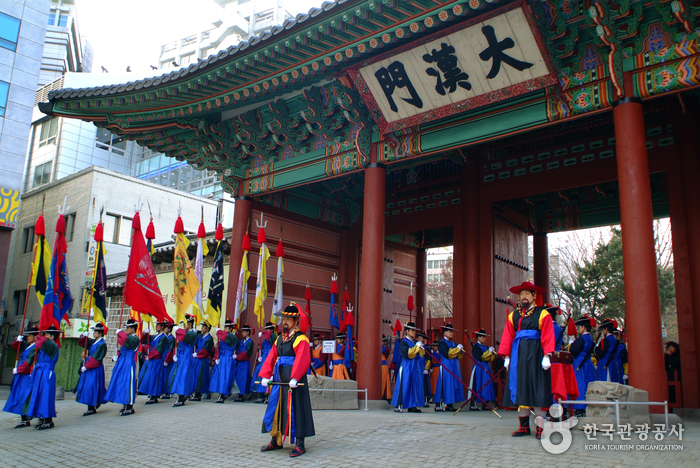 Церемония смены караула в королевском дворце Токсугун (덕수궁 왕궁수문장교대의식)