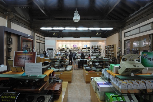 Jeonju Crafts Exhibition Hall (전주공예품전시관-전주명품관)