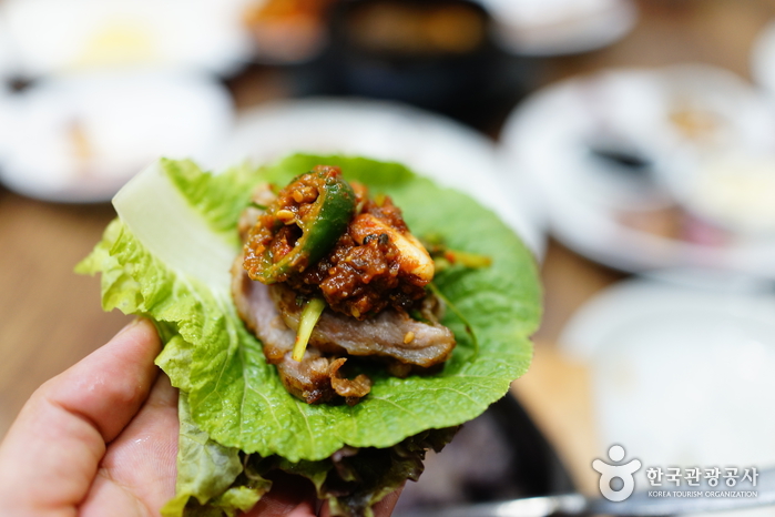 마늘수육에 마늘장아찌, 마늘된장을 넣고 먹는 쌈