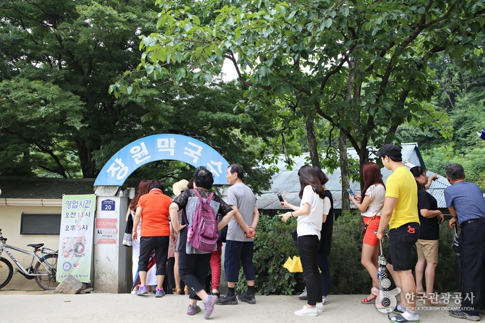 주말이면 ‘장원막국수’ 앞에 언제나 줄이 늘어선다.