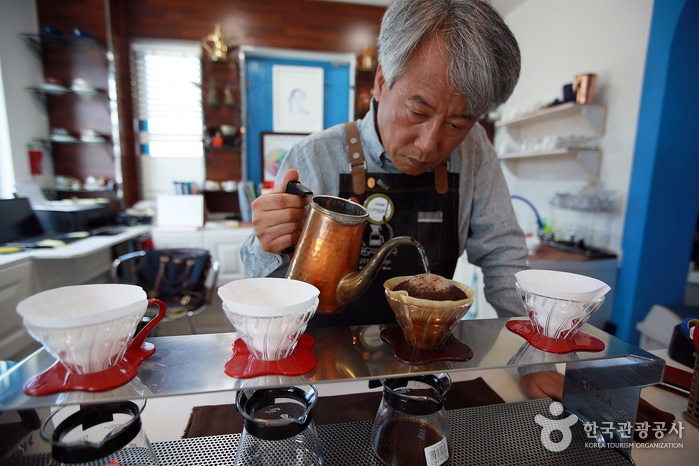 산토리니커피 김재완 대표가 핸드드립을 내리고 있다.