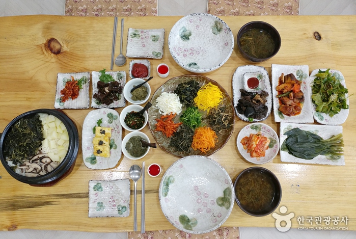 몸에 좋은 여러 가지 반찬이 함께 나온다.