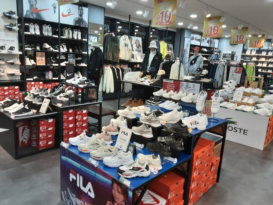 Foot Mart - Jeju Yeon-dong Branch [Tax Refund Shop] (풋마트 제주연동)