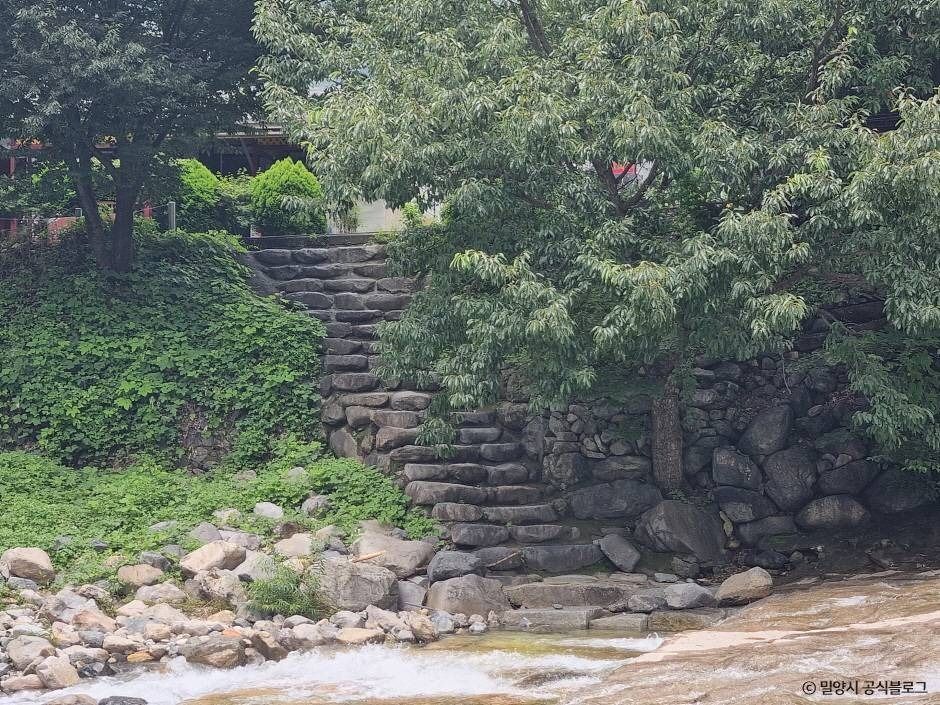 표충사 계곡