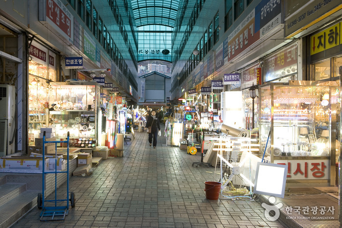 Rue de l’éclairage au marché Gukje (국제시장 조명의 거리)