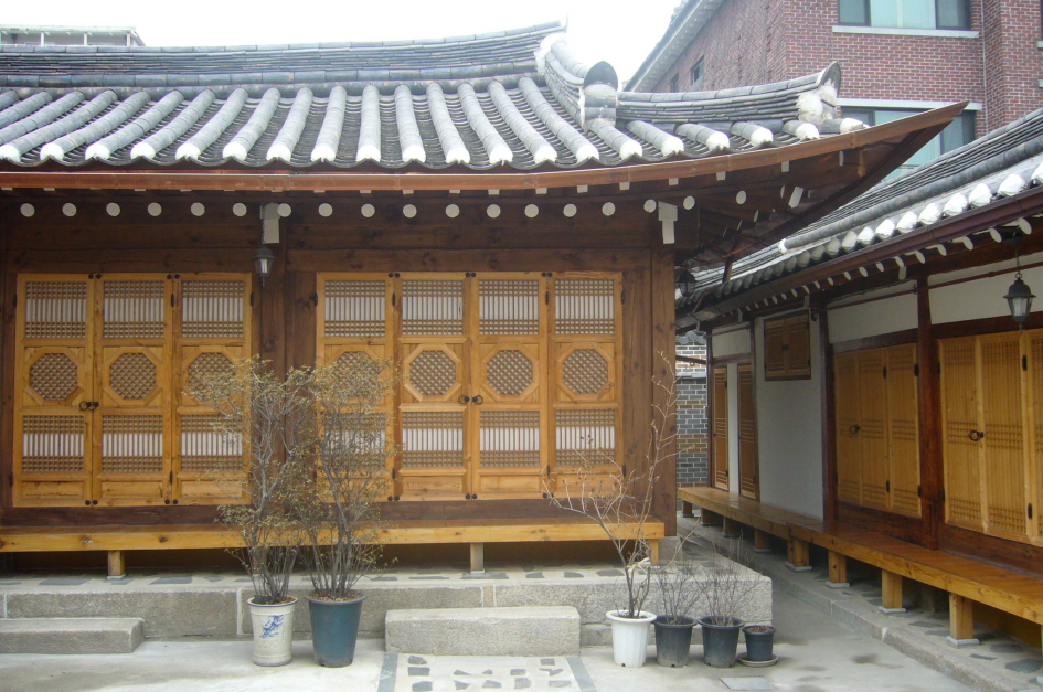 Gahoe Hanok Guest House (가회한옥체험관)