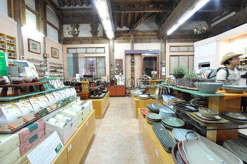 Jeonju Crafts Exhibition Hall (전주공예품전시관-전주명품관)