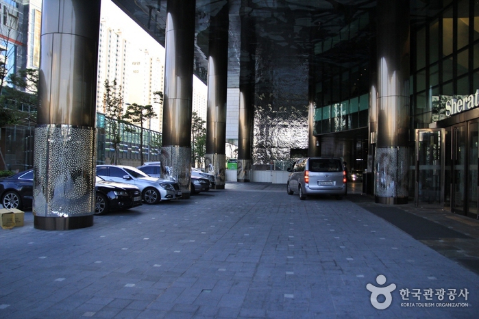 Sheraton Seoul D Cube City Hotel (쉐라톤 서울 디큐브시티 호텔)