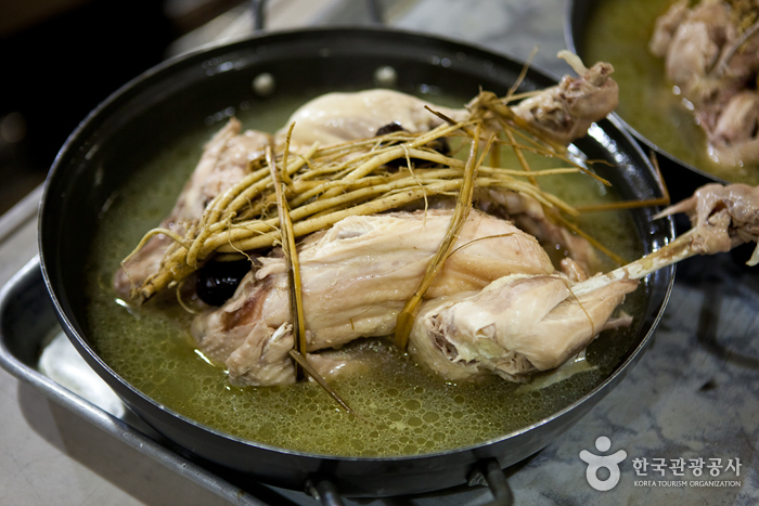 송참봉조선동네 주막에서 맛 볼 수 있는 도종닭 백숙