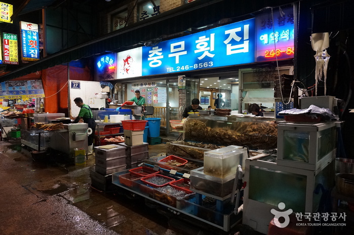 Chungmu Hoetjip (raw fish restaurant) (충무횟집)