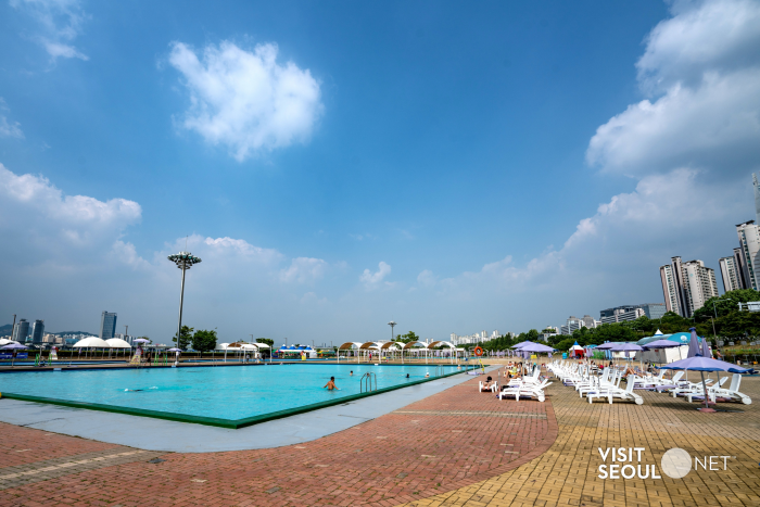 Jamsil Hangang Park Outdoor Swimming Pool (한강시민공원 잠실수영장(실외))