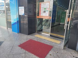 꽃담샤브_빌딩입구(바닥점자블록)