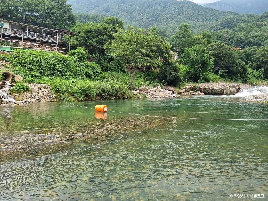 표충사 계곡