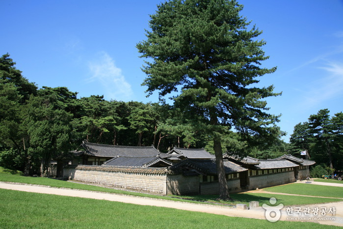 thumbnail-Hongneung and Yureung Royal Tombs [UNESCO World Heritage] (남양주 홍릉(고종과 명성황후)과 유릉(순종과 순명,순정 황후) [유네스코 세계문화유산])-5