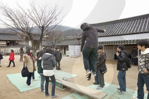 Празднование Нового года по Восточному календарю  - Соллаль 2015  в деревне традиционных корейских домов 