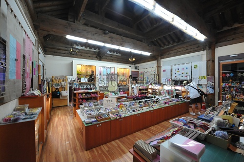 Jeonju Crafts Exhibition Hall (전주공예품전시관-전주명품관)