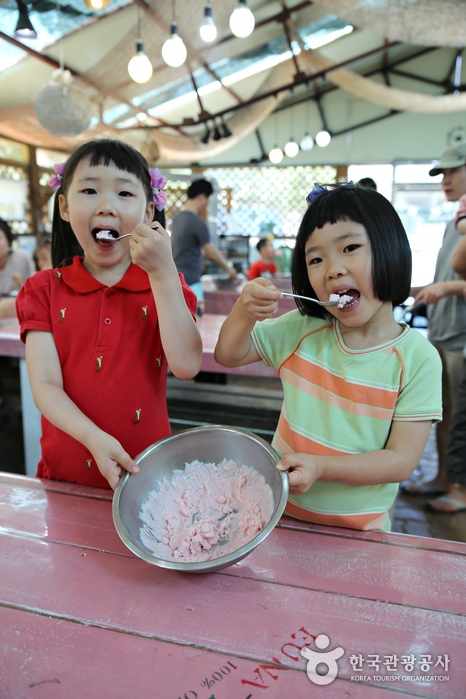 내 손으로 만든 아이스크림을 먹는 어린이 2명