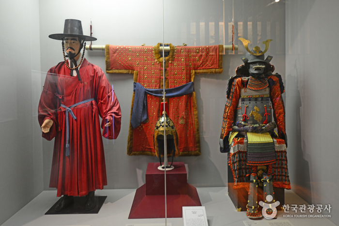 홍의장군 곽재우의 복장과 일본 장수의 갑옷