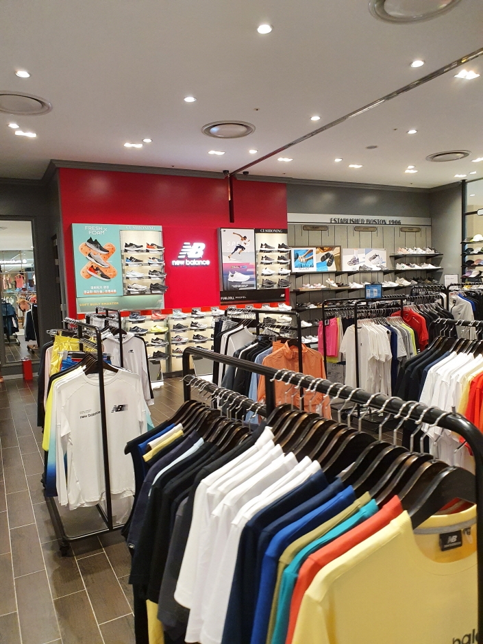 New Balance - Lotte Department Store Pyeongchon Branch [Tax Refund Shop] (뉴발란스 롯데백화점평촌점)