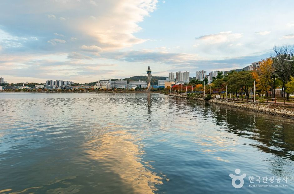 See Cheongchoho (청초호)