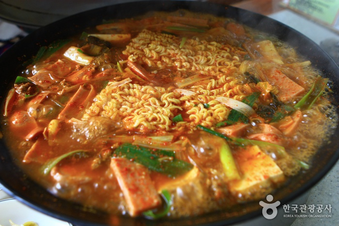 Rue de Uijeongbu Budaejjigae (의정부 부대찌개거리)