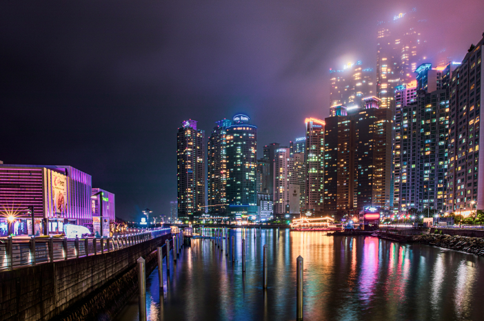 撑起海云台夜晚的The bay 101和海上城市夜景