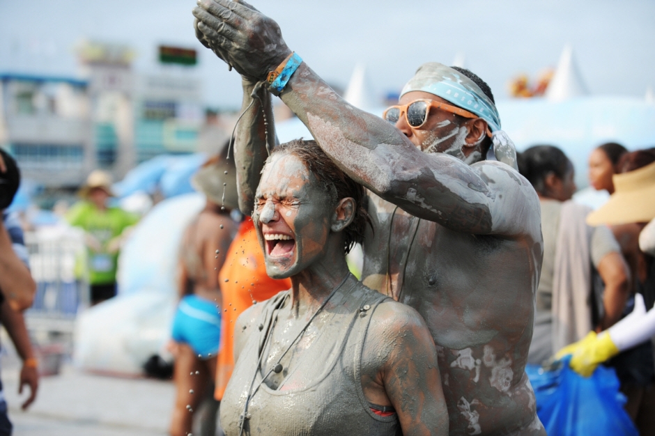 Фестиваль морской грязи в Порёне (보령머드축제)