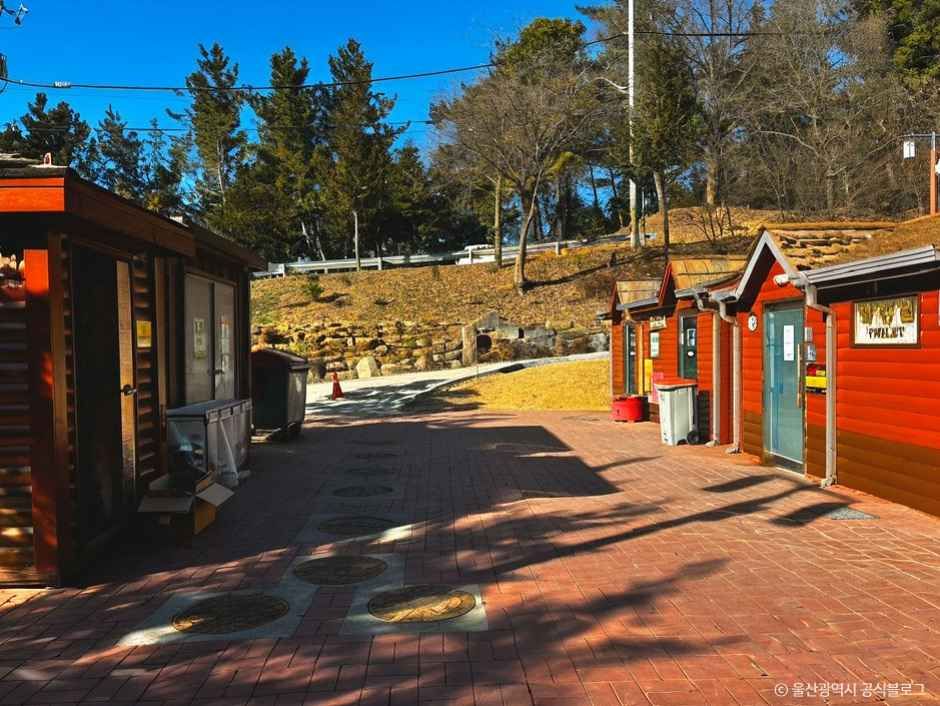 thumbnail-입화산참살이숲제2오토캠핑장-1