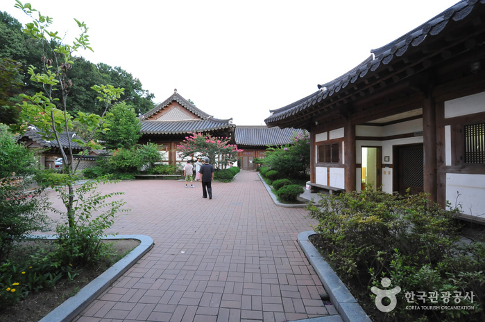 Jeonju Crafts Exhibition Hall (전주공예품전시관-전주명품관)