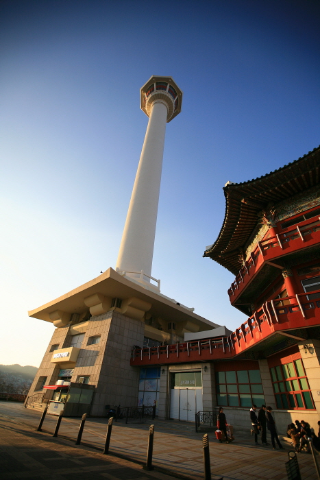 용두산 공원 정상에 있는 부산타워