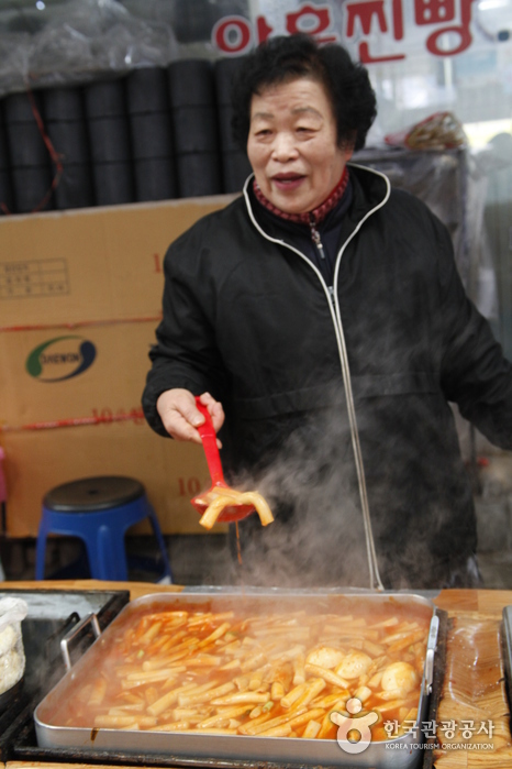 인심 좋은 떡볶이 아주머니