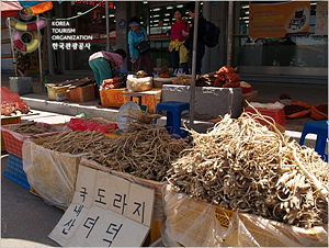 금산 땅에는 눈앞에 보이는 자연이 모두 음식이고 약이라고 한다. 장터에 나온 각종 약재들이 정겹다