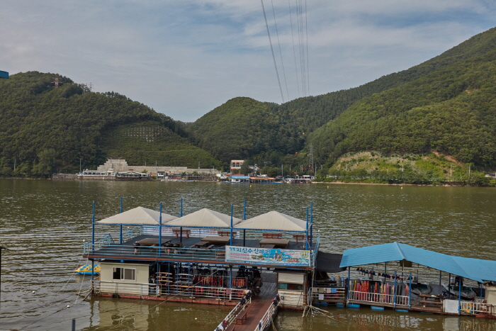 Cheongpyeonghoban Maeuntang Village (청평호반 매운탕촌)