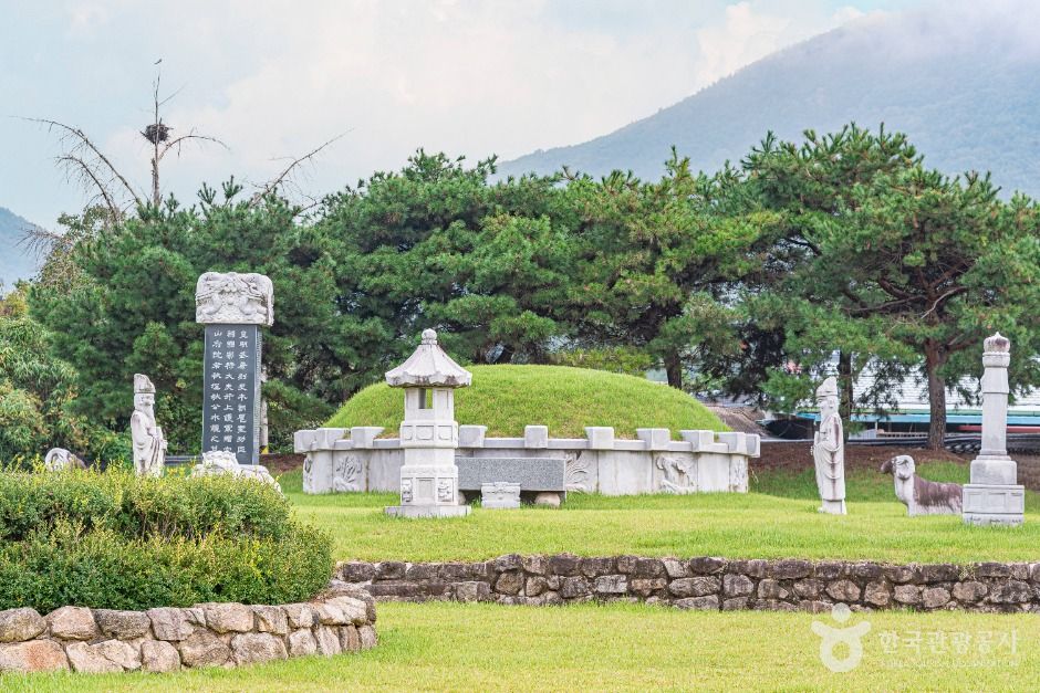 thumbnail-추수경장군묘역-3