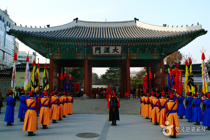 Церемония смены караула в королевском дворце Токсугун (덕수궁 왕궁수문장교대의식)9 Miniatura