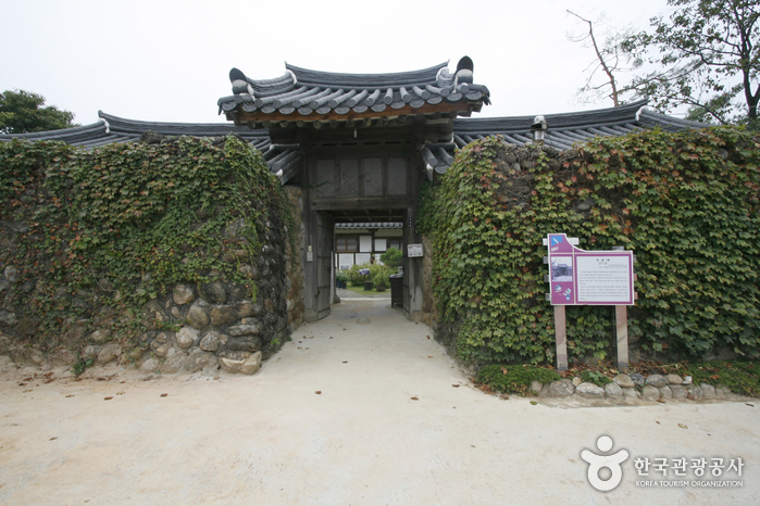 Gokjeongjae House (Geumhwallakji) (곡전재 전통한옥펜션)