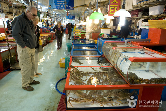 La section des poissons vivants du marché de Jagalchi (자갈치시장 활어부)