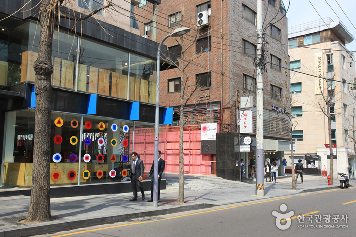 Sinsadong Garosu-gil Road (신사동 가로수길)