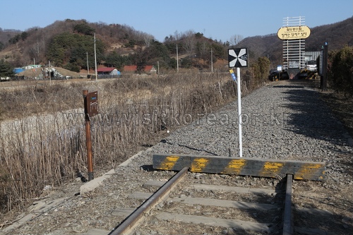 Point où s’interrompt la voie ferrée sur la ligne Gyeongwon (gare de Sintan-ri) (경원선 철도중단점)