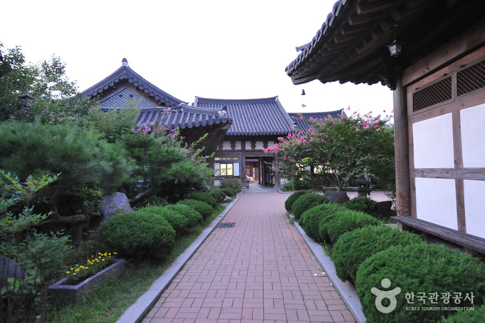 Jeonju Crafts Exhibition Hall (전주공예품전시관-전주명품관)