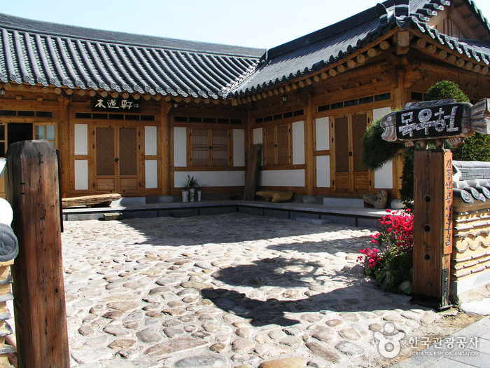 Jeonju Hanok Living Experience Center (전주한옥생활체험관)