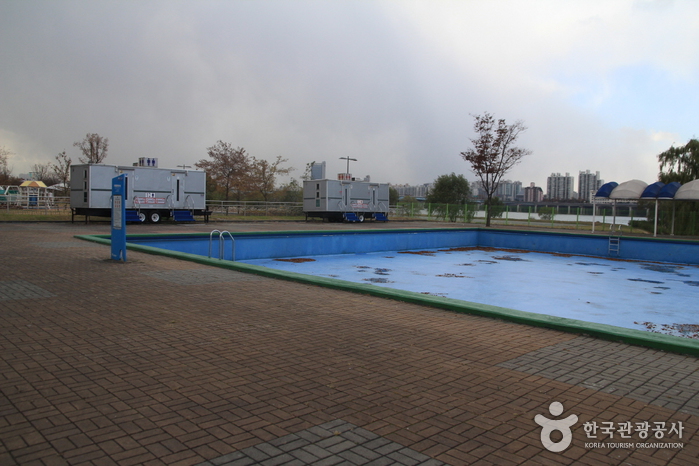 Piscines en plein air au parc de Hangang - Gwangnaru (한강시민공원 광나루수영장)