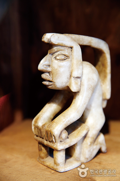 이국적인 분위기가 물씬 풍기는 잉카마야박물관 전시물 조각상