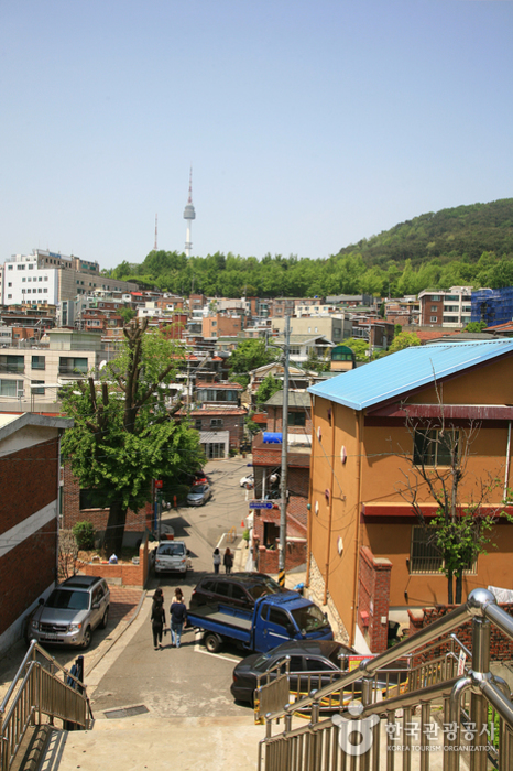 경리단길에서 장진우거리로 내려가는 길