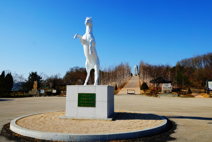 Monumento a la Batalla de Baengmagoji (백마고지 위령비와 기념관)